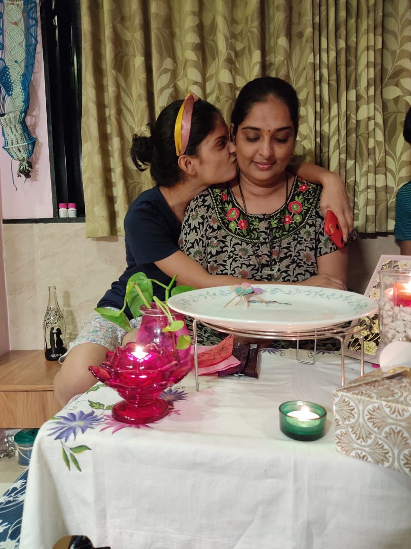 Shrushti kissing her mother's cheek